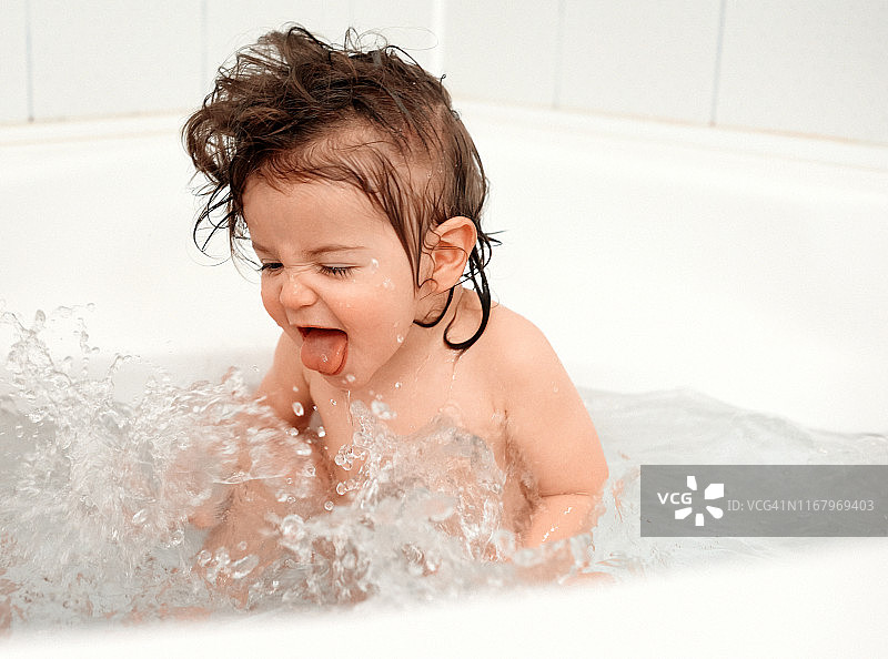 浴缸中水花飞溅图片素材