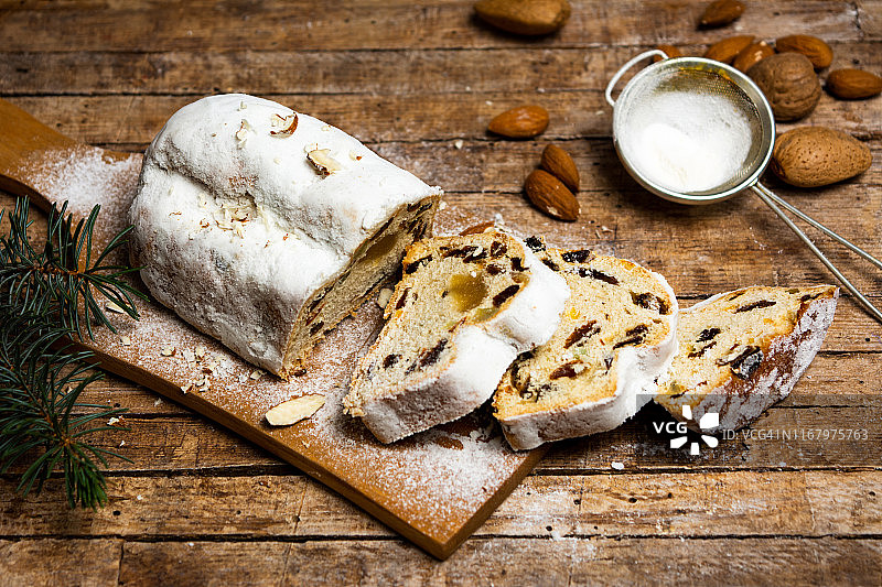 乡村餐桌上的自制坚果馅卷图片素材
