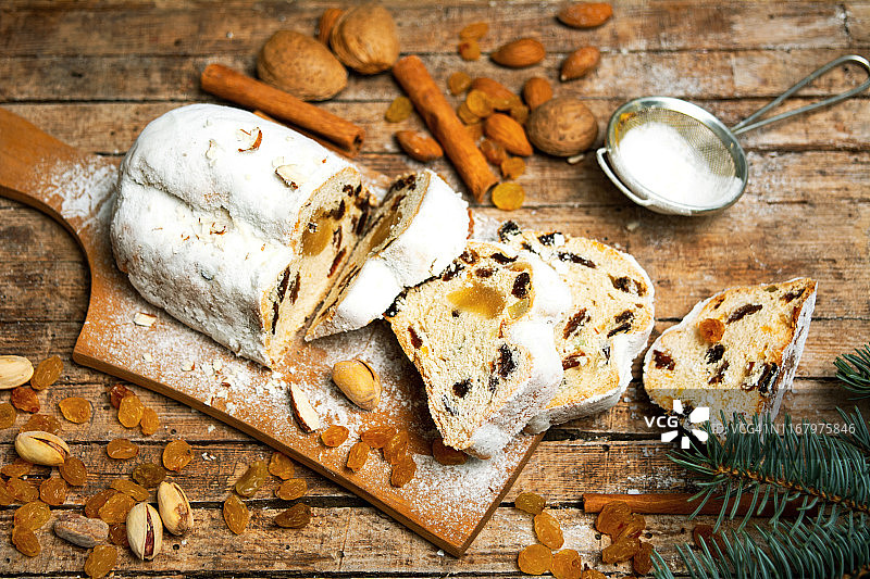 乡村餐桌上的自制坚果馅卷图片素材