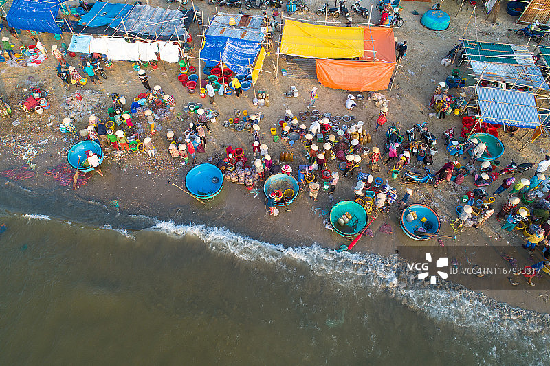 无人机拍摄的渔港市场鸟瞰图图片素材