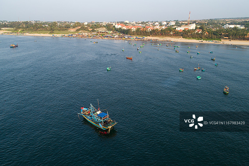 无人机拍摄的渔港市场鸟瞰图图片素材