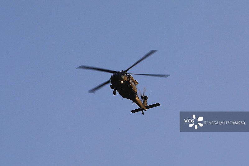 湛蓝天空中的军用直升机图片素材
