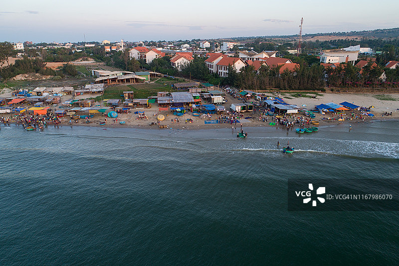 无人机拍摄的渔港市场鸟瞰图图片素材