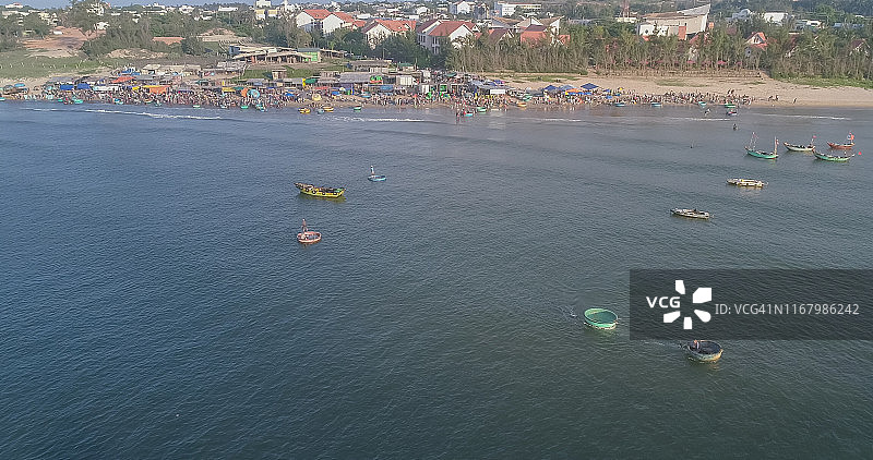 无人机拍摄的渔港市场鸟瞰图图片素材