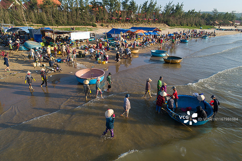 无人机拍摄的渔港市场鸟瞰图图片素材