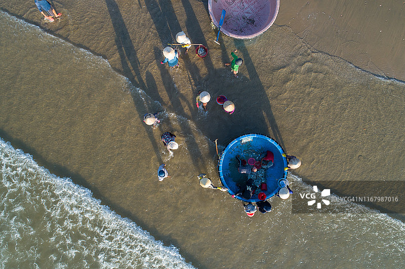 无人机拍摄的渔港市场鸟瞰图图片素材