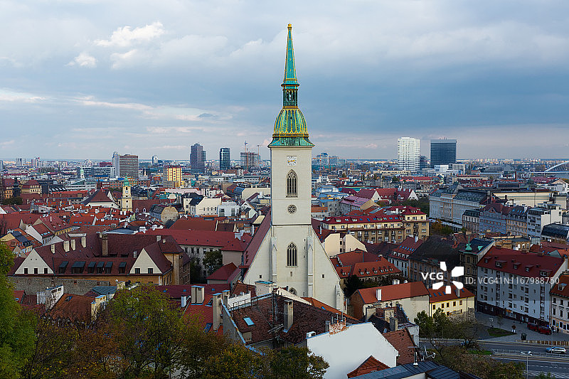 布拉迪斯拉发市中心的圣马丁主教座堂图片素材