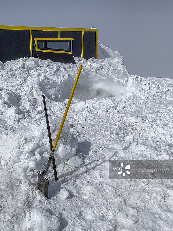 冰岛瓦特纳冰川Grimsvotn的铲子和棚屋图片素材