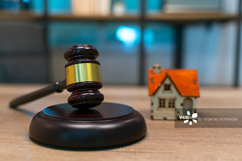 带房子的木制法官 gavel图片素材