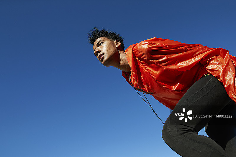 眺望晴朗蓝天的年轻男士图片素材