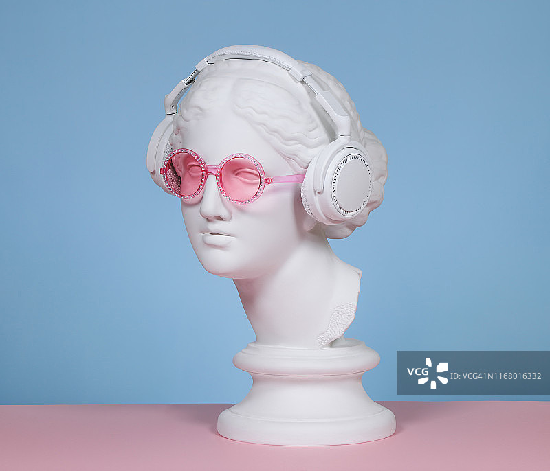 戴耳机和眼镜的女士石膏头像图片素材
