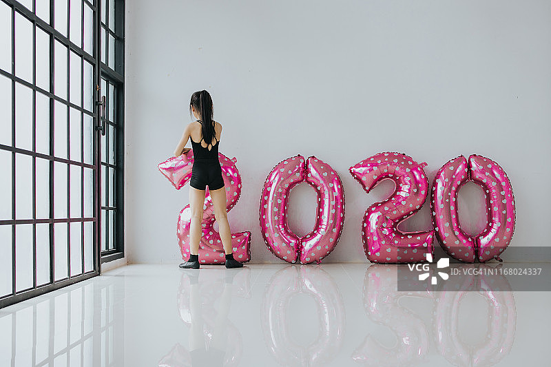 准备2020新年礼物气球图片素材