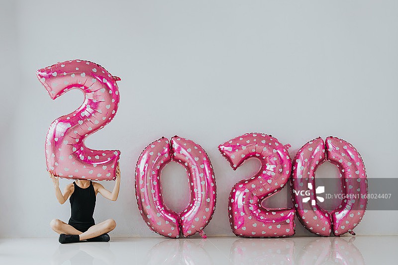 可爱的女孩拿着2020新年气球图片素材