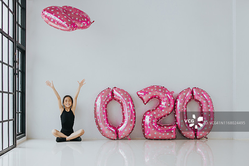 迎接2020新年快乐的女孩图片素材