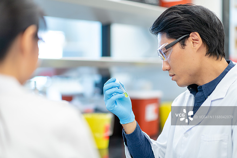 生化学家分析少量液体样本图片素材