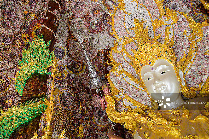 泰国巴真府拉塔涅塔兰寺的精美佛像，饰有贝壳图片素材
