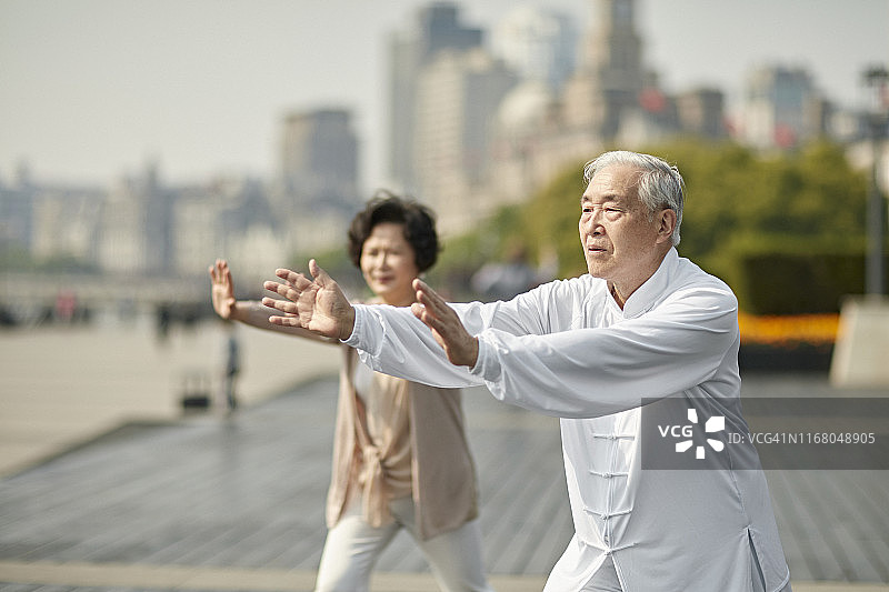 在上海 Bund 外滩打太极的年长中国夫妇图片素材