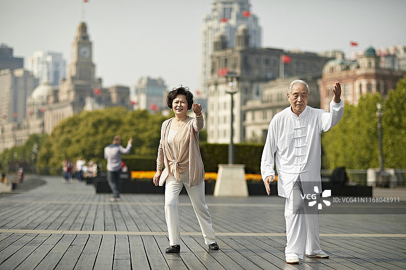 中国老人夫妇在外滩打太极图片素材