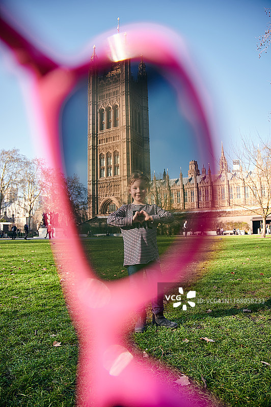 透过眼镜看历史塔楼的可爱女孩图片素材