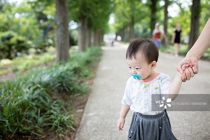 宝宝散步图片素材