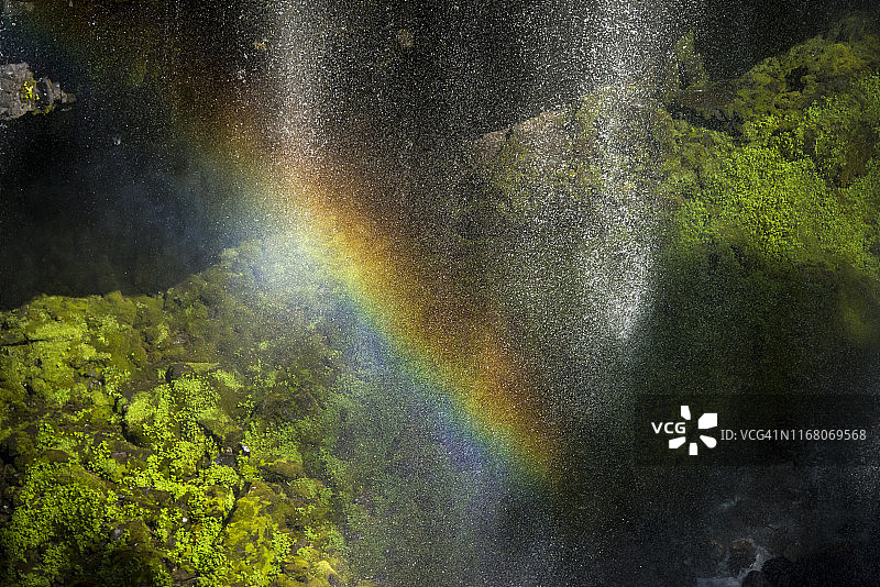 雾中的纳拉达瀑布和彩虹图片素材