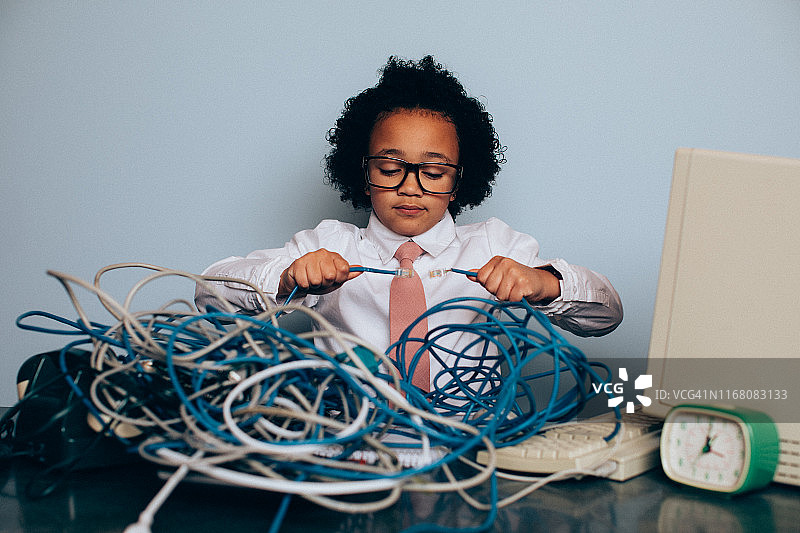 正在解决电脑问题的年轻IT女员工图片素材