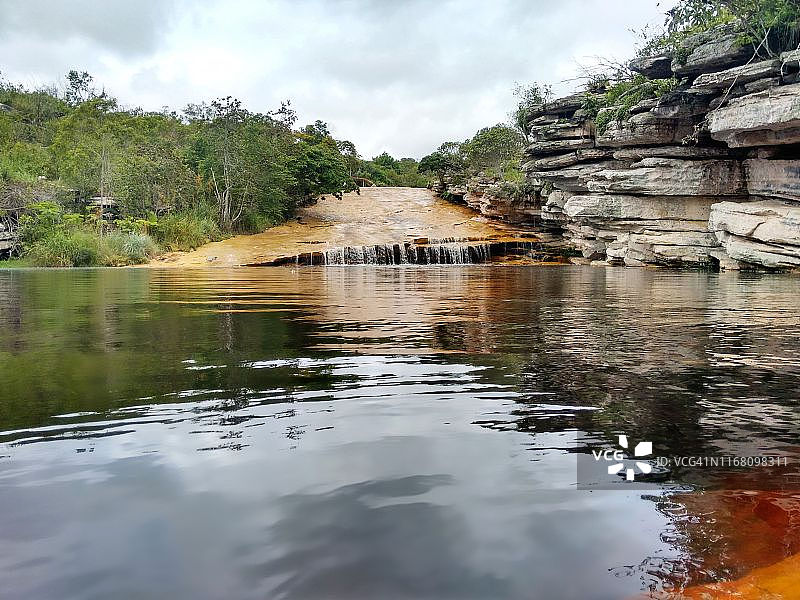 巴西巴伊亚州迪亚曼蒂纳国家公园的瀑布与河流图片素材