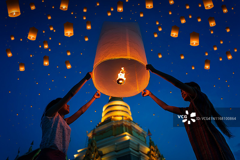 在泰国清迈水灯节上人们放孔明灯图片素材