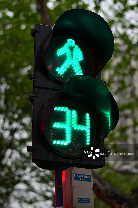 地铁站或机场的自动扶梯、出口和航站楼信息指示牌图片素材