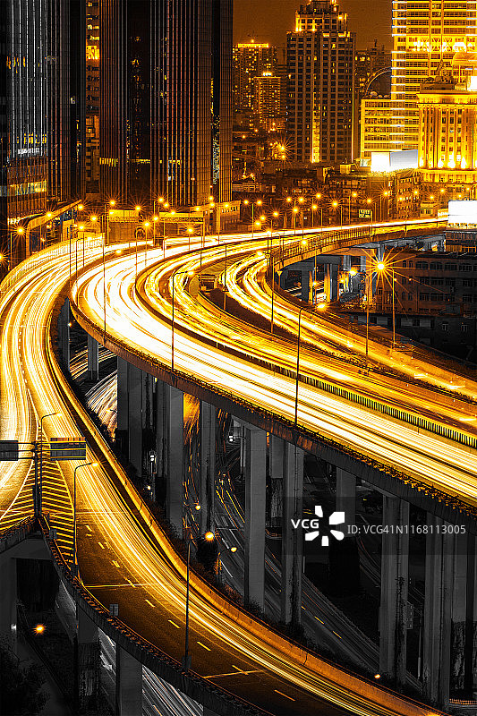 夜晚戏剧化天空下的上海天际线图片素材