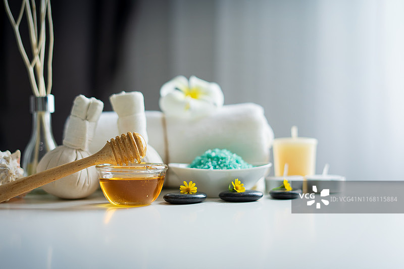 蜂蜜水疗护理成分和盐疗用品特写图片素材