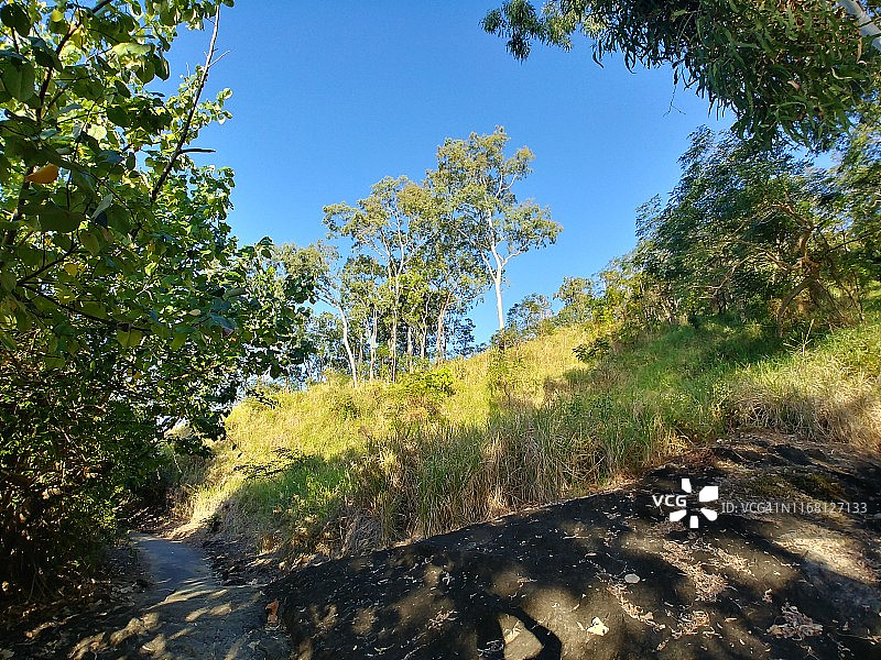 狭窄的步行道图片素材