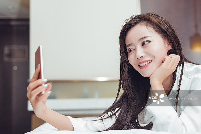 美丽亚洲女人手机视频聊天图片素材