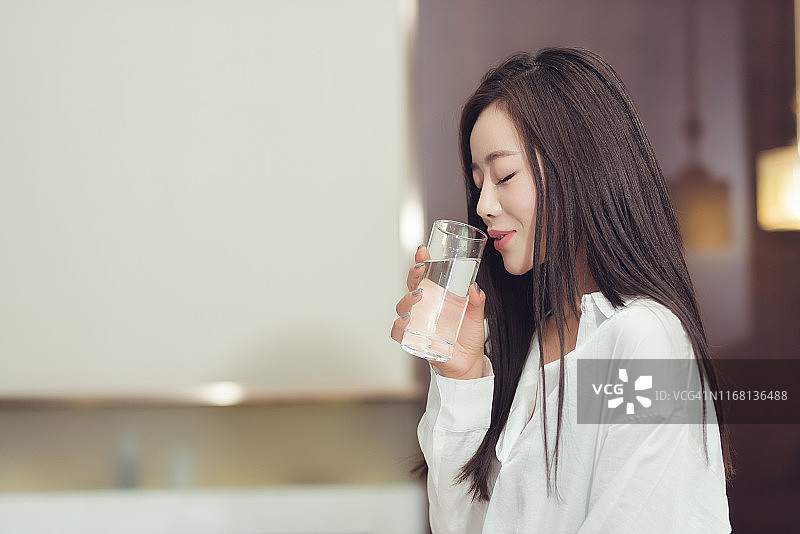 美丽的女人正在喝水图片素材
