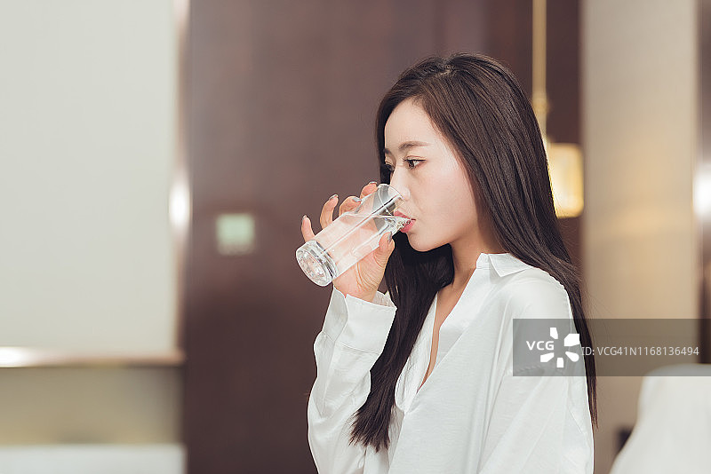 美丽的女人正在喝水图片素材