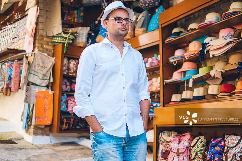 游客在街头市场图片素材