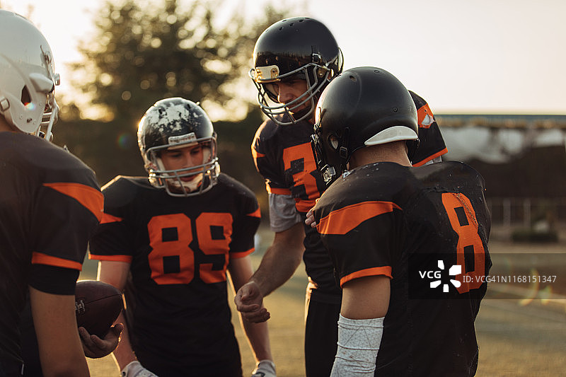 足球运动员暂停休息图片素材