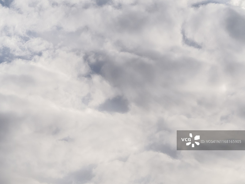 蓝天中白灰色云朵纹理图片素材