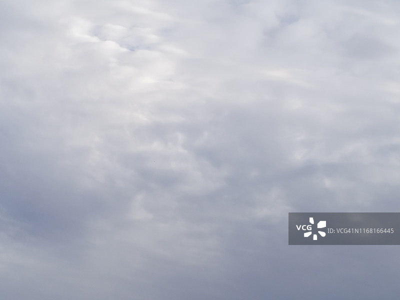 蓝天中的白色云朵纹理图片素材