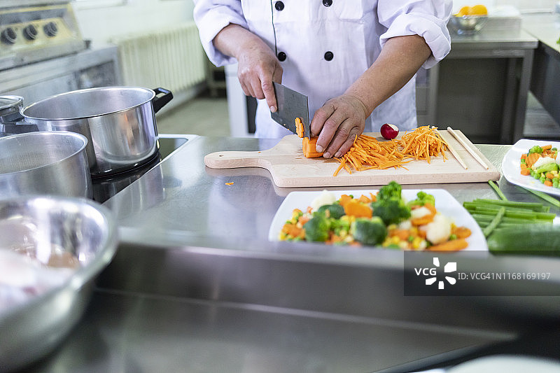 厨师在中餐馆准备沙拉图片素材