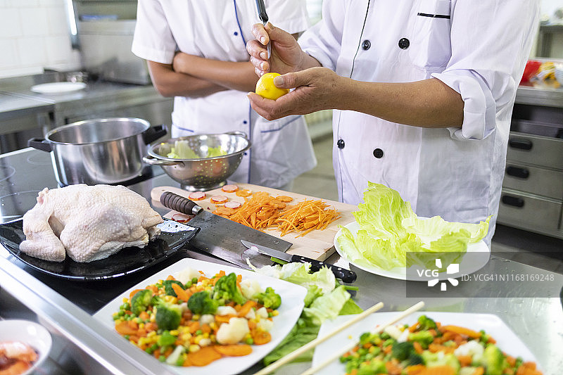 厨师在中餐馆准备沙拉图片素材