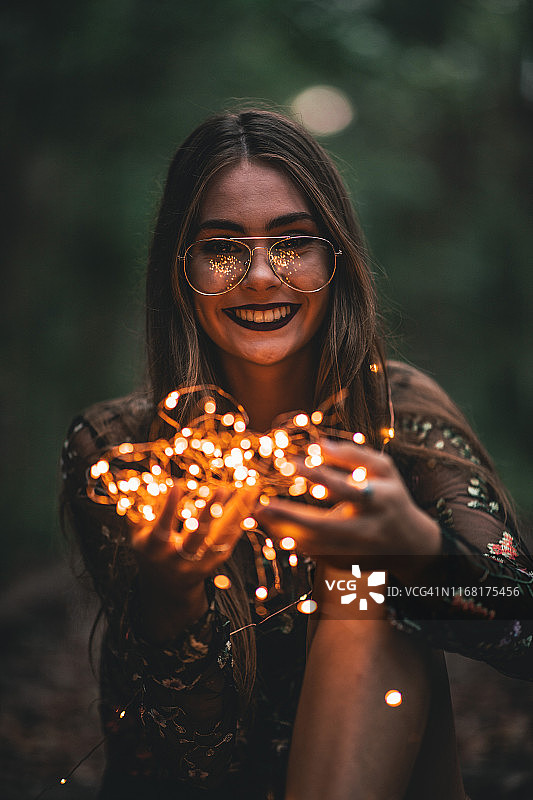 女孩玩耍发光摄影道具图片素材