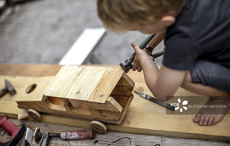 儿童用木头制作汽车图片素材