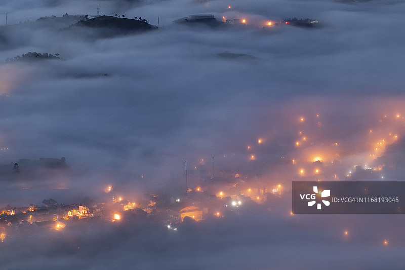 薄雾中的城市图片素材