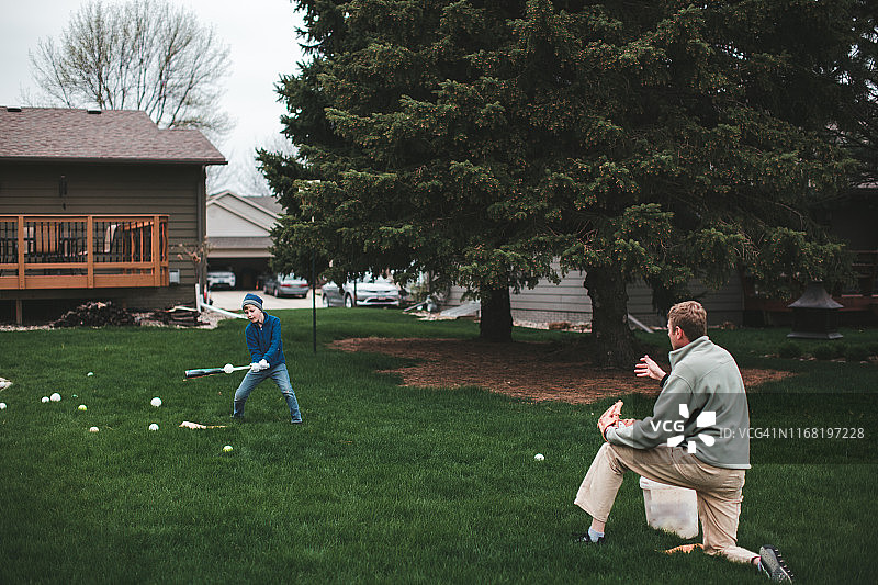 父子练习棒球图片素材