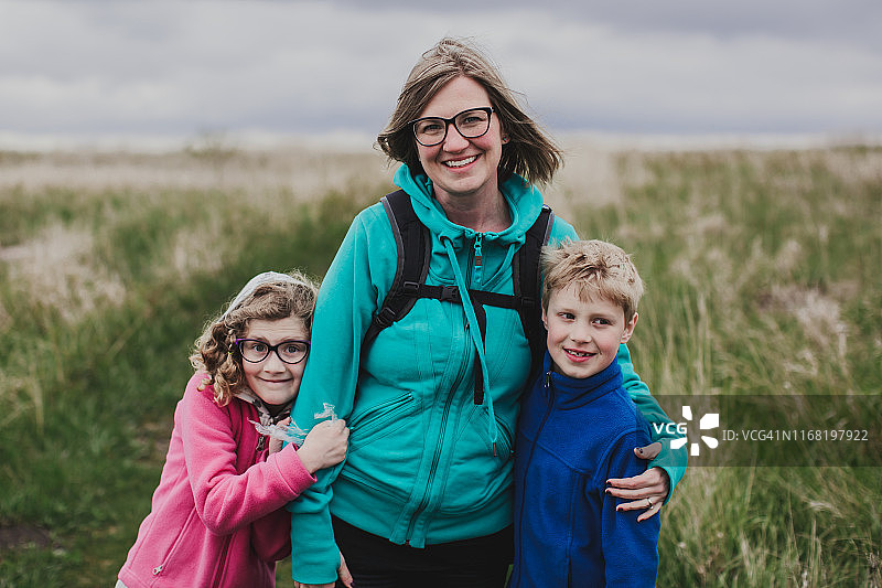 母亲与儿子和女儿图片素材