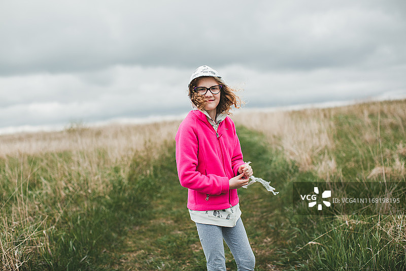 捡拾垃圾的女孩图片素材