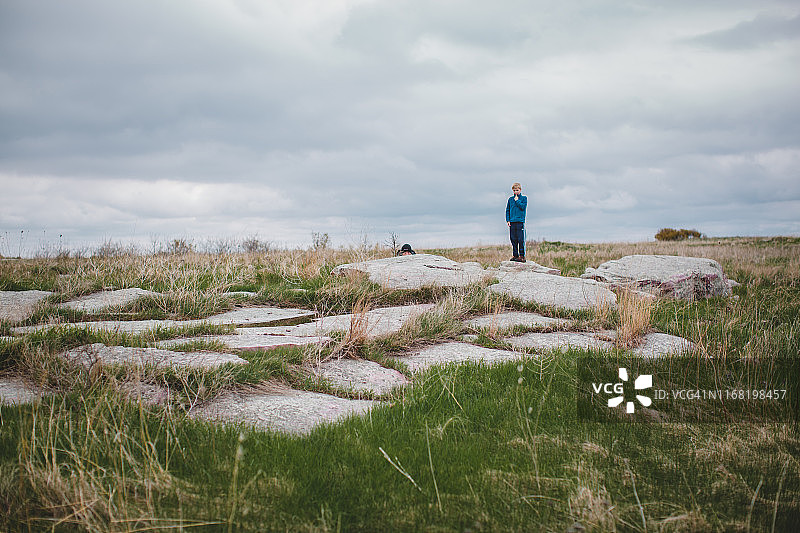 站在草原上的男孩图片素材