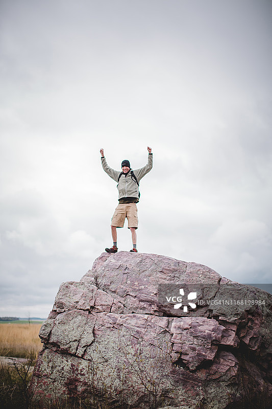 站在大石头上的男人图片素材
