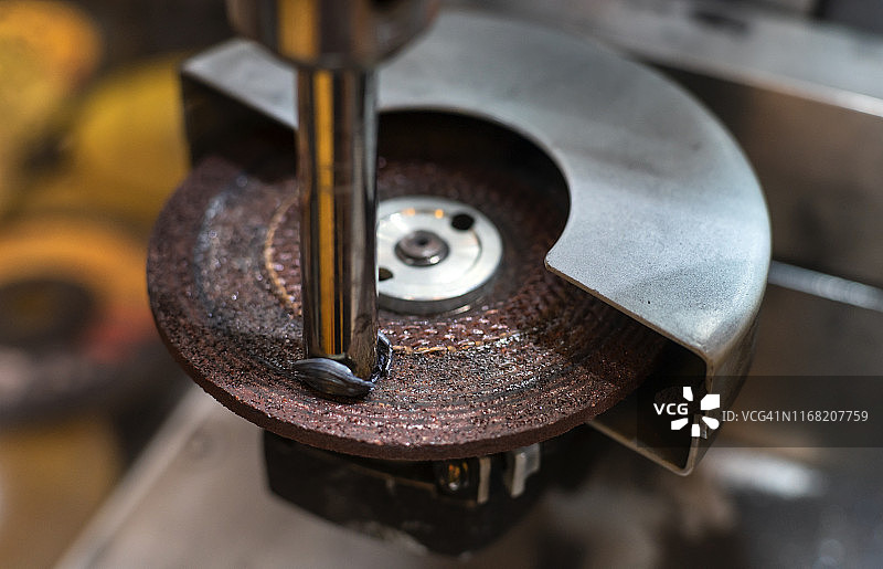 专业机械师在金属加工厂操作铣床图片素材